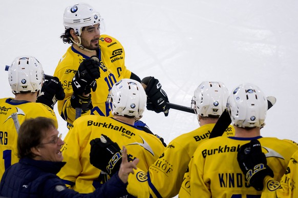 L&#039;attaquant davosiens Andres Ambuehl, fete son but avec ses coequipiers lors de la rencontre du championnat suisse de hockey sur glace de National League entre le EHC Biel-Bienne et le HC Davos c ...