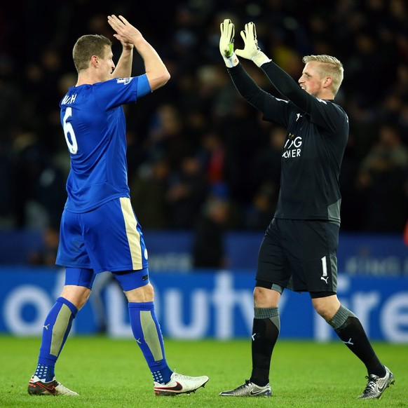 Grösser als der Goalie: Robert Huth mit Kasper Schmeichel, dem Sohn der Legende Peter Schmeichel.