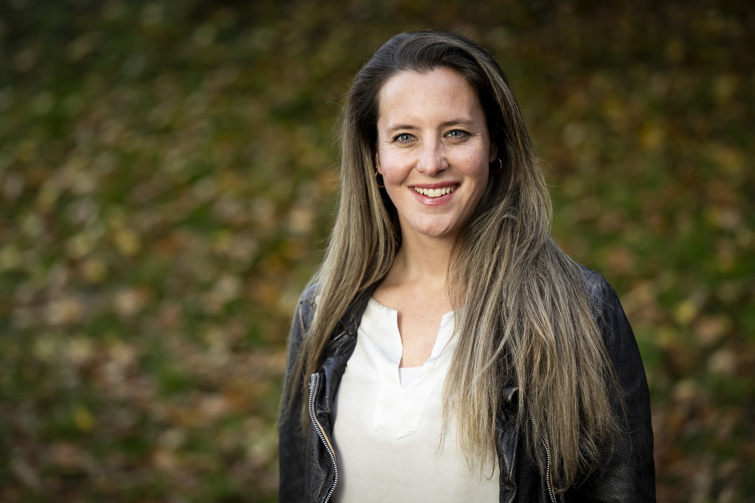 Nachrichten Linkding Franziska Biner, deputee Die Mitte Oberwallis et Presidente du Centre du Haut-Valais, pose le mercredi 6 novembre 2024 a Viege. (KEYSTONE/Jean-Christophe Bott)