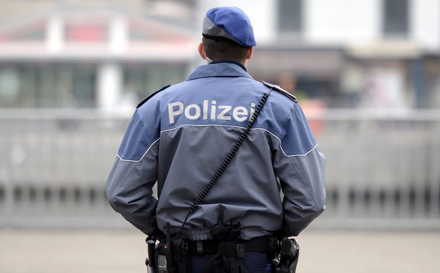 EIn Zuercher Stadtpolizist vor der Hauptwache Urania in Zuerich, am Mittwoch, 13. November 2013. (KEYSTONE/Walter Bieri)