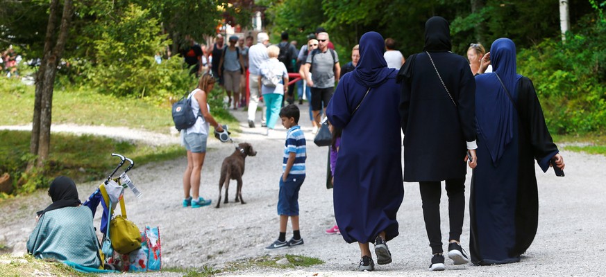 Women wear burkas while visiting lake Eibsee near Garmisch-Partenkirchen, Germany August 16, 2016. REUTERS/Michaela Rehle