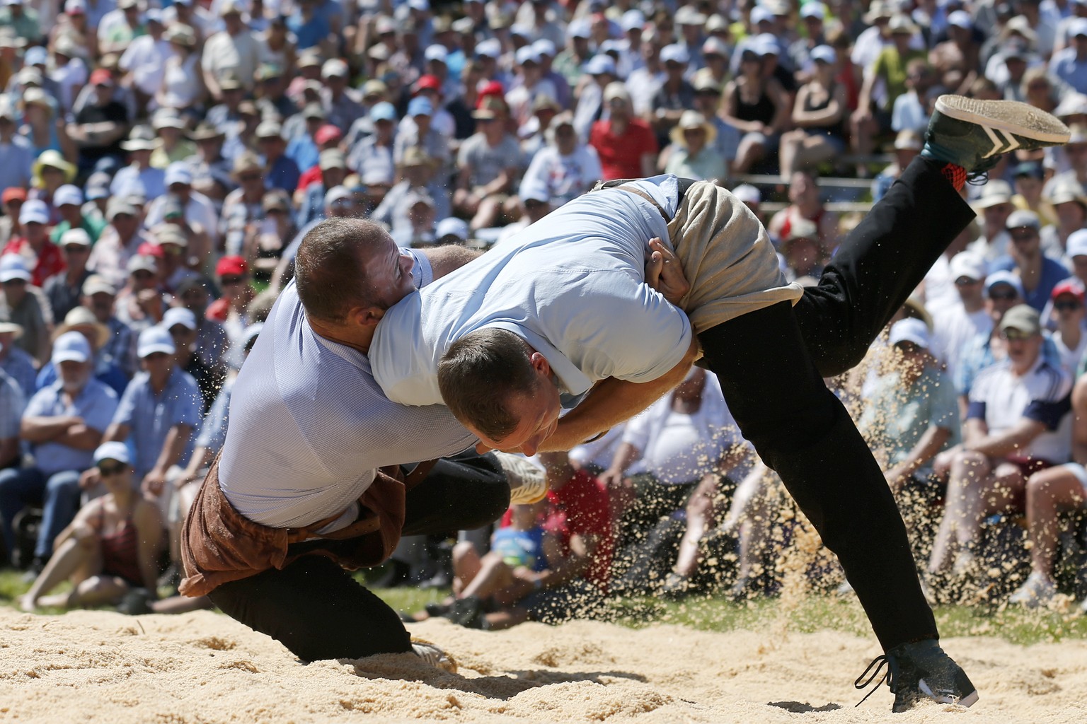 Matthias Sempach, rechts, und Philipp Schuler, links, im 5. Gang beim Schwing- und Aelplerfest auf Rigi Staffel am Sonntag, 10. Juli 2016. (KEYSTONE/Alexandra Wey)