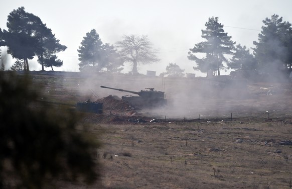 Türkische Artillerie beschiesst von Kilis in der Türkei aus kurdische Stellungen in Syrien.