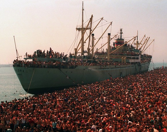 JAHRHUNDERTRUECKBLICK AUSLAND === FLUCHT AUS DER HEIMAT === Thousands of Albanians refugees, fleeing starvation in their impoverished homeland and seeking asylum in Italy, crowd the dock in Bari, Ital ...