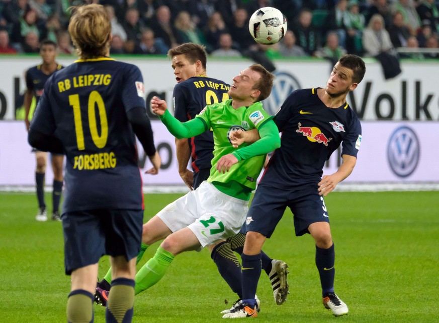 epa05588035 Wolfsburg&#039;s Maximilian Arnold (2.f.r) and Leipzig&#039;s Diego Demme (r), Dominik Kaiser and Emil Forsberg (l) fight for the ball during the match between VfL Wolfsburg and RB Leipzig ...