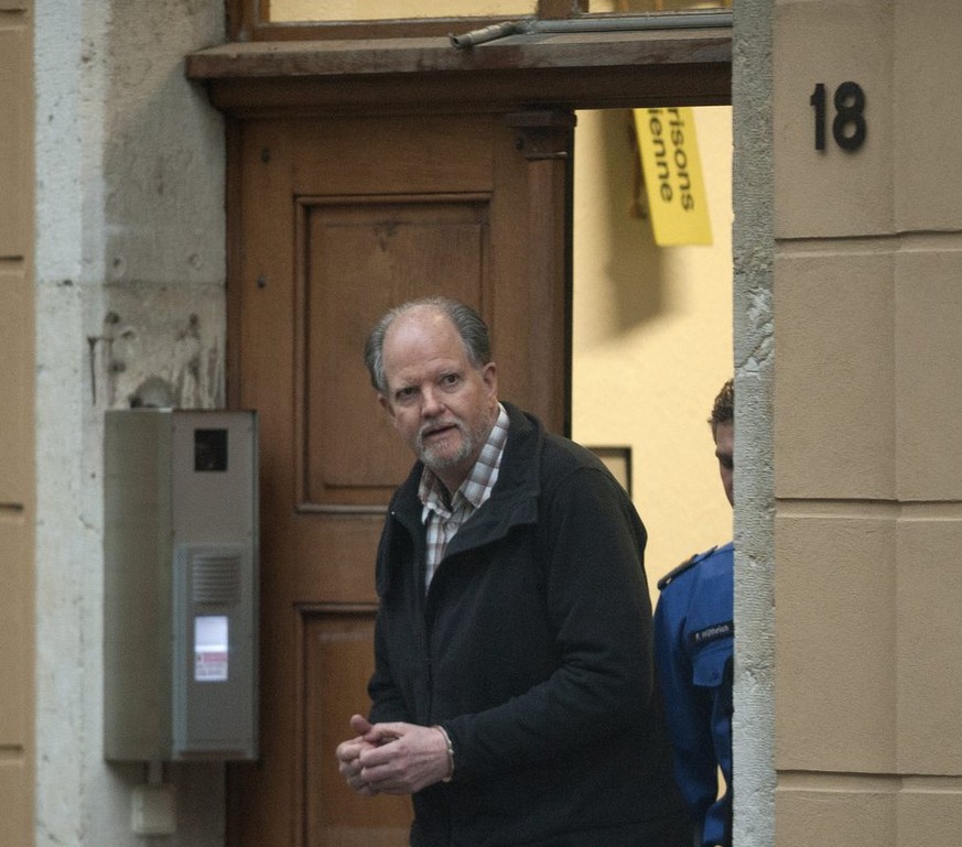 Peter Hans Kneubühl verlässt nach seiner erstinstanzlichen Verurteilung in Handschellen das Bezirksgericht Biel.