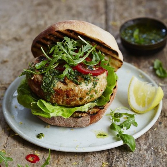 thunfisch hamburger tuna burger jamie oliver http://www.jamieoliver.com/recipes/fish-recipes/the-best-tuna-burger/#660CEDEF6tqRTrLj.97