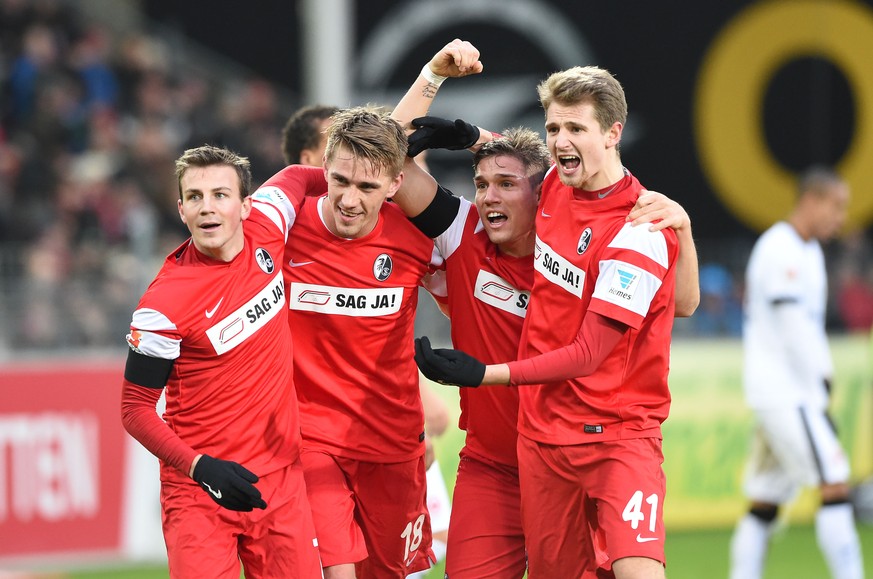 Freiburgs Matchwinner Nils Petersen darf sich innert 24 Minuten gleich drei Mal von den Kollegen feiern lassen.