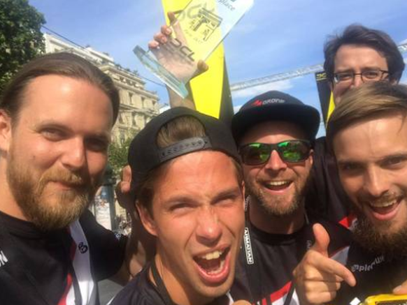 Die vier Piloten (vorne) des Schweizer Teams «FPVracing.ch» holten zum Saisonauftakt der «Drone Champions League» in Paris den zweiten Platz