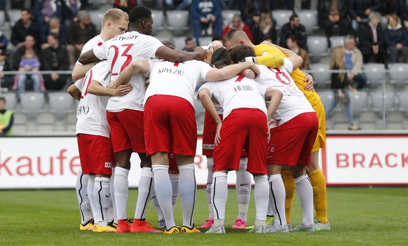 Aktuell stehen die Spieler des FC Biel nur neben dem Platz zusammen.