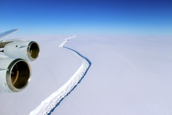 epa05700703 A handout photo made available by NASA on 06 January 2017 shows a view of a massive rift in the Antarctic Peninsula&#039;s Larsen C ice shelf, Antarctica, 10 November 2016. Icebridge, an a ...