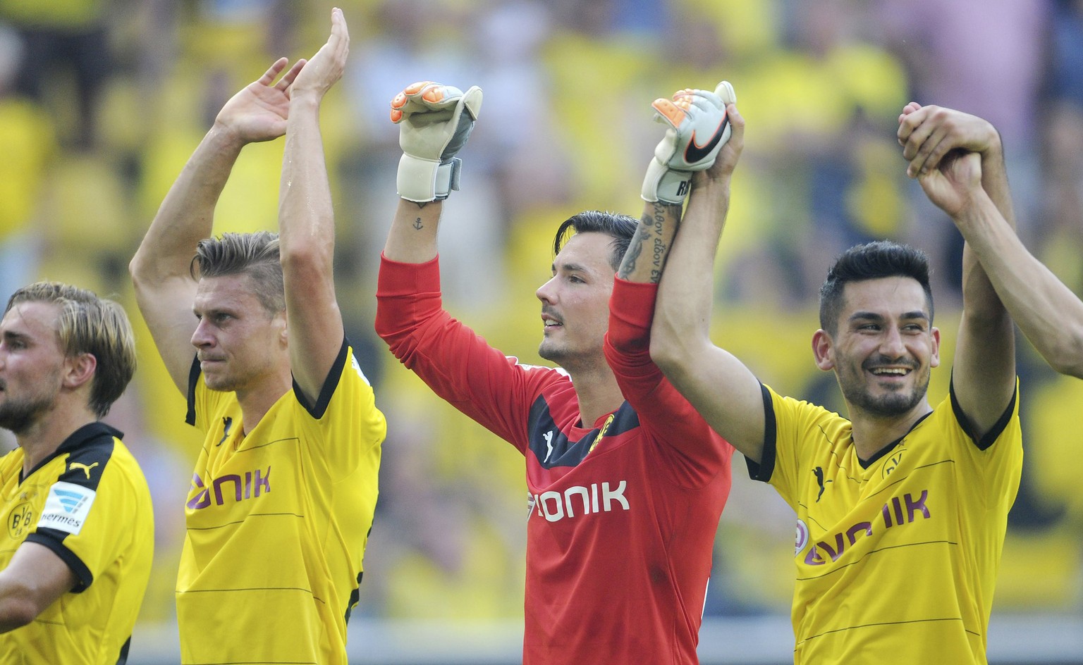 Goalie Bürki jubelt mit seinen Teamkollegen über den Dortmunder Heimsieg gegen die Hertha.