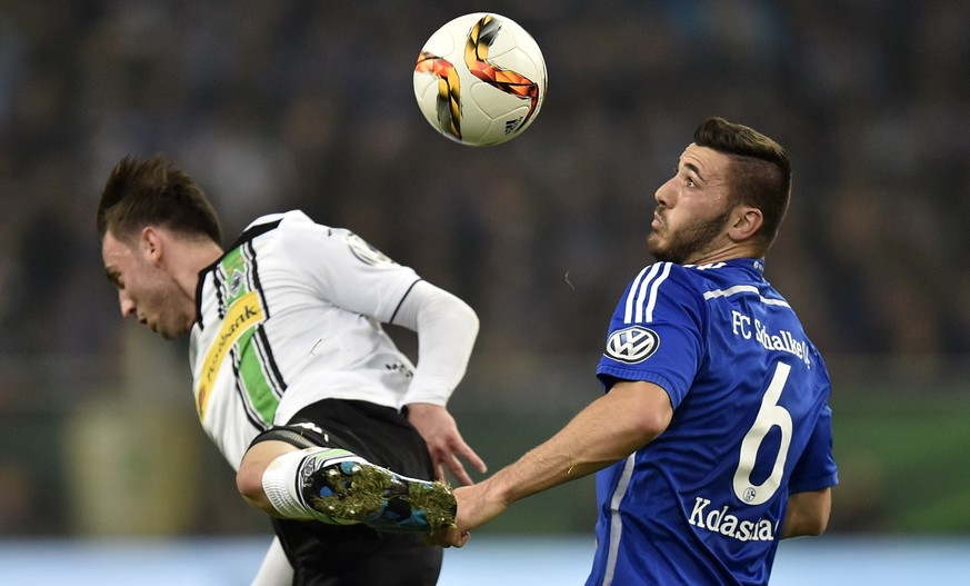 Völlig orientierungslos: Josip Drmic zog beim Pokal-Spiel gegen Schalke einen rabenschwarzen Tag ein.