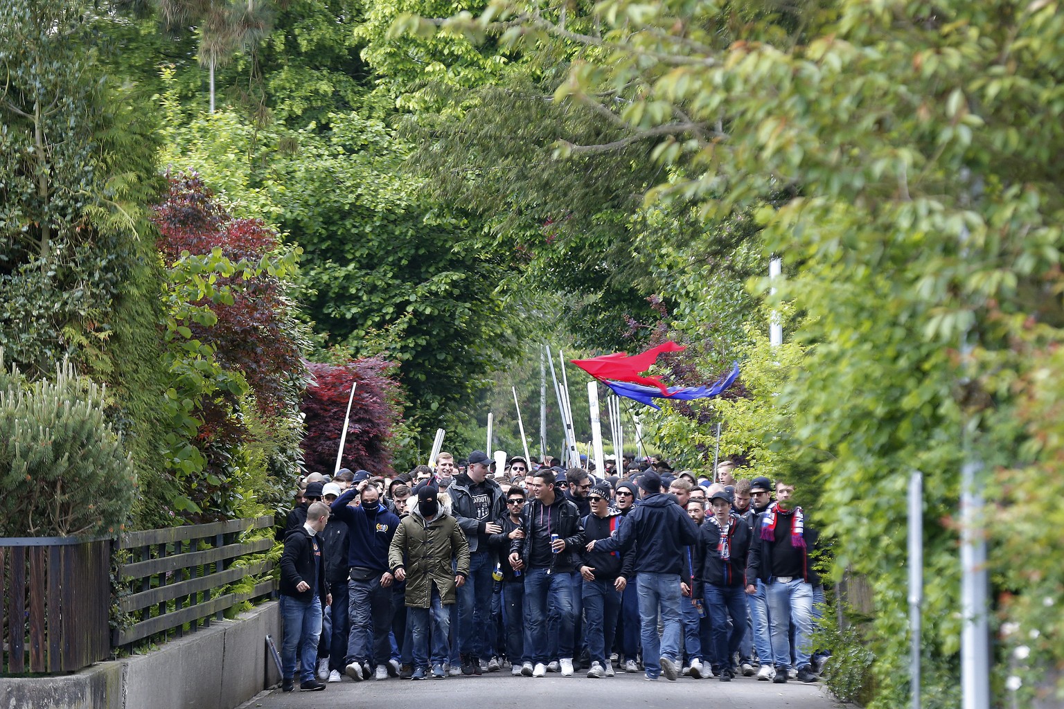 Der Fanzug am Nachmittag in Richtung Brügglifeld.