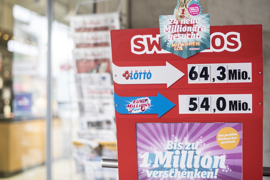 Blick auf ein Plakat mit dem aktuellen Swiss Lotto Gewinn von 64.3 Millionen Franken, aufgenommen am Mittwoch 14. Dezember 2016, in Brugg. (KEYSTONE/Ennio Leanza)