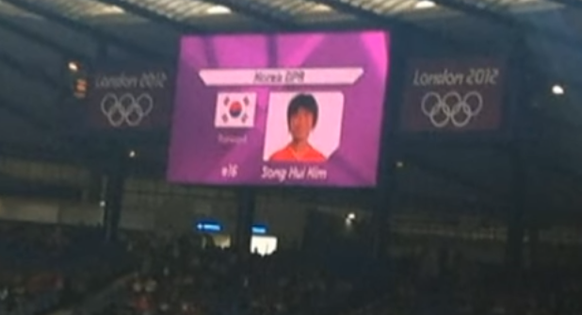Neben den nordkoreanischen Spielerinnen wird die Flagge Südkoreas angezeigt.