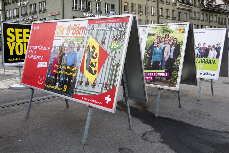 Kandidatinnen und Kandidaten werben am Donnerstag, 3. November 2016, auf Wahlplakaten in Bern um die Gunst der Waehlerschaft fuer die Stadtrats- und Gemeinderatswahlen Ende November in der Stadt Bern. ...