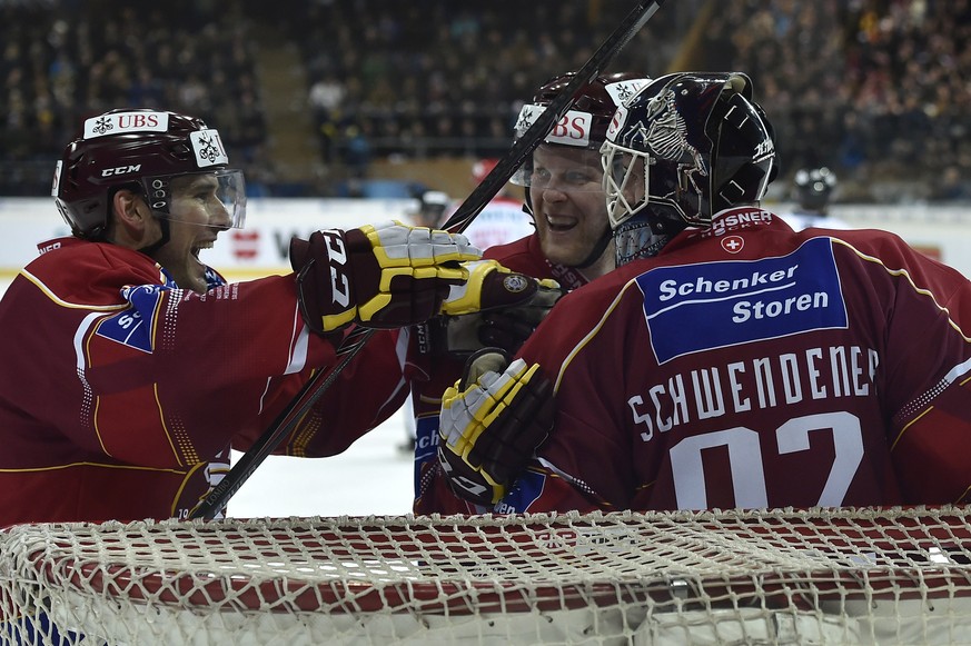 Gemeinsam mit Goalie Schwendener freuen sich Lombardi und Vukovic über den Sieg gegen Helsinki. 