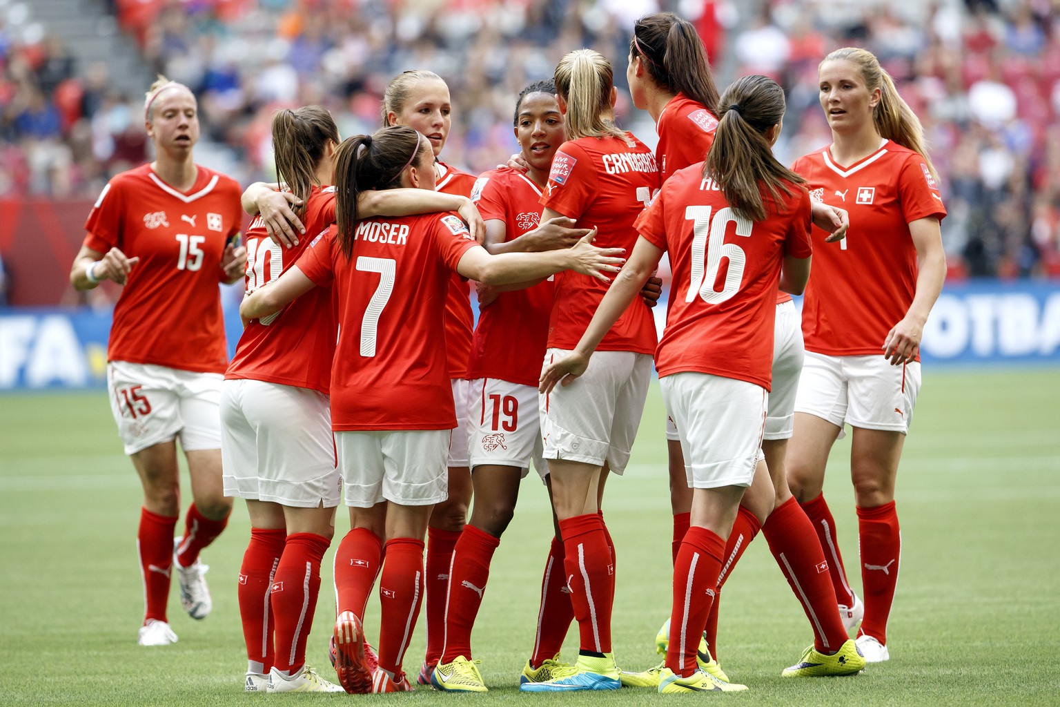 Jubelnde Schweizerinnen beim 10:1-Kantersieg gegen Ecuador.