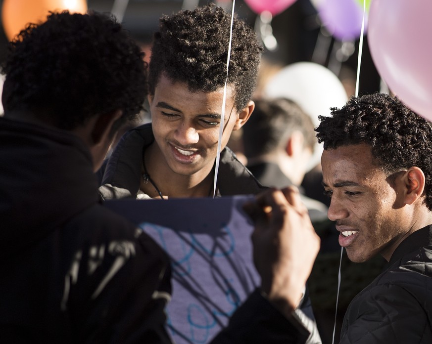 Personen demonstrieren mit Ballons an einer Kundgebung fuer die Ruecknahme der Praxisverschaerfung gegenueber eritreischen Fluechtlingen, am Samstag, 10. Dezember 2016, in Bern. Muessen Fluechtlinge n ...