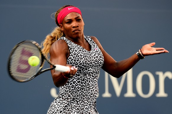 Mit viel Power und im Leoparden-Outfit sichert sich Serena Williams ungefährdet den Sieg.