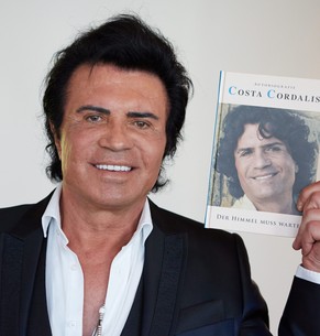 Costa Cordalis mit seiner Autobiographie «Der Himmel muss warten» im Mai 2014 in Hamburg.