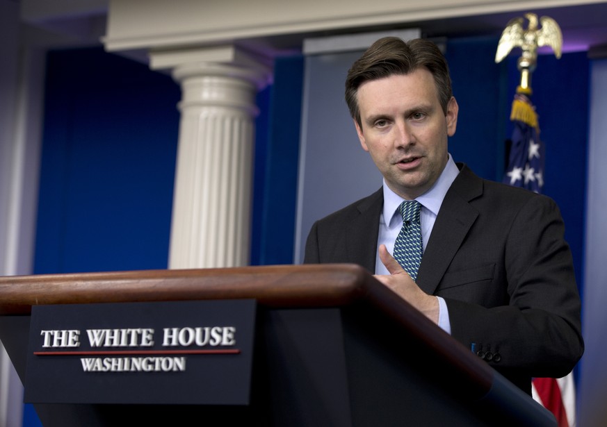 Josh Earnest, einer der Presse-Verantwortlichen des Weissen Hauses, informiert über die Reformen.