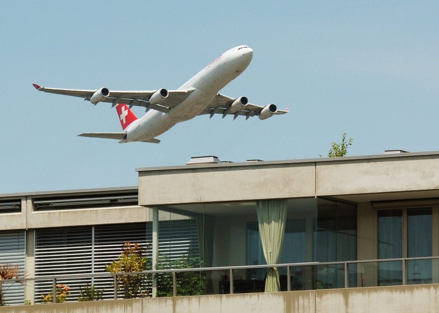 Ein Airbus der Fluggesellschaft Swiss hebt ueber den Daechern des Glattparks ab, am Dienstag, 2. Juli 2013, bei Zuerich Oerlikon. (KEYSTONE/Steffen Schmidt)