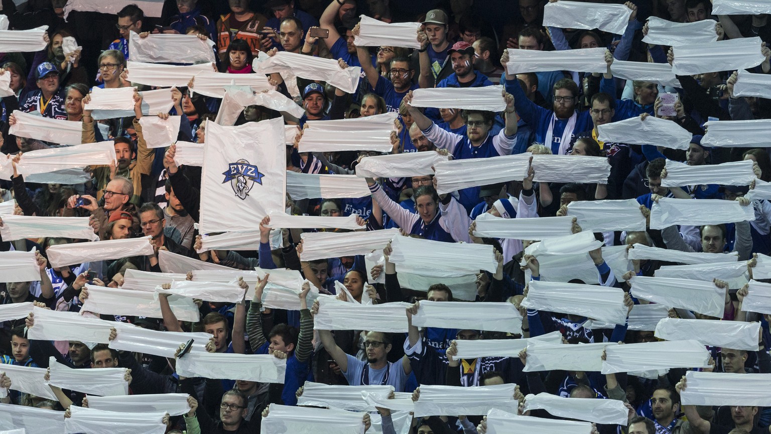 Die Zuger Fans feuern ihre Mannschaft an, Momente vor dem sechsten Eishockey Playoff-Finalspiel der National League A zwischen dem EV Zug und dem SC Bern, am Montag, 17. April 2017 in der in der Bossa ...