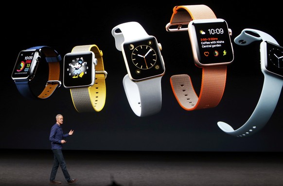 Apple Inc. COO Jeff Williams discusses the Apple Watch Series 2 during an Apple media event in San Francisco, California, U.S. September 7, 2016. REUTERS/Beck Diefenbach