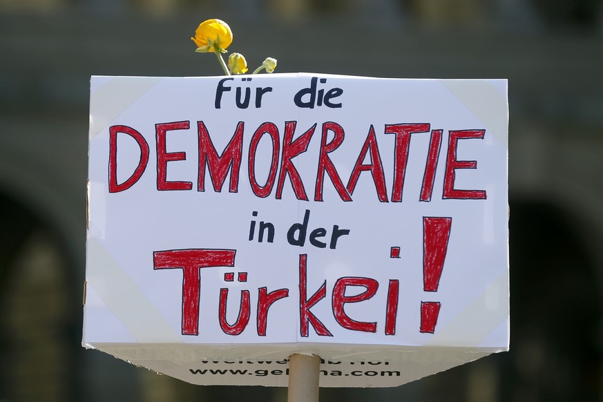 Eine Box mit der Aufschrift &quot;Fuer die Demokratie in der Tuerkei!&quot;, bei einer Kundgebung fuer Freiheit, Frieden Rechtsstaat und Demokratie in der Tuerkei, am Samstag, 25. Maerz 2017 in Bern.  ...