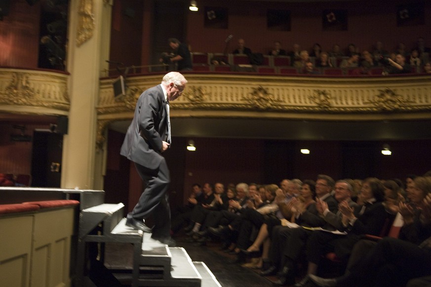 Blocher verlässt die Bühne an einer Kunstveranstaltung.