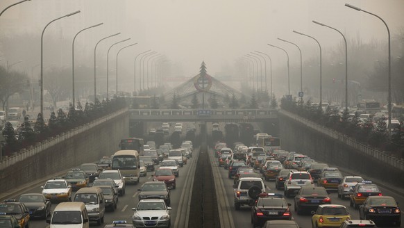 epa02597221 Heavy smog lingers in the air as vehicles drive along a congested thoroughfare in central Beijing, China, 23 February 2011. Air pollution levels in Beijing surpassed measurable levels on 2 ...