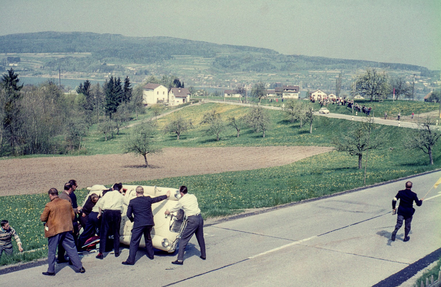 1962, Steckborn-Eichhölzli, Nationales Bergrennen: Die Strecke erwies sich als zu schnell. Hier bekommt der MGA von E. Zollinger Hilfe.