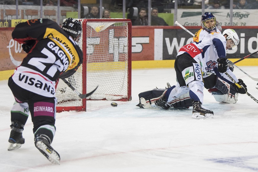 Berns Aaron Gagnon, links, vergibt vor Biels Goalie Jonas Hiller im ersten Eishockey Playoff-Viertelfinalspiel der National League A zwischen dem SC Bern und dem EHC Biel am Samstag, 4. Maerz 2017, in ...