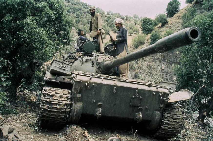 Mujahedin mit einem erbeuteten sowjetischen T-55-Panzer (1987).