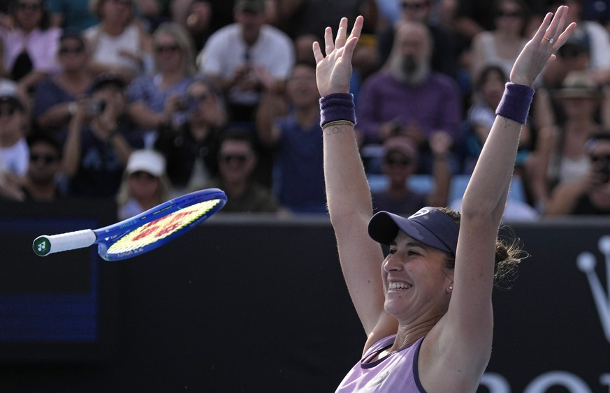 Nachrichten Linkding Belinda Bencic of Switzerland celebrates after defeating Jelena Ostapenko of Latvia in their first round match at the Australian Open tennis championship in Melbourne, Australia, Monday, Jan. 13, 2025 ...