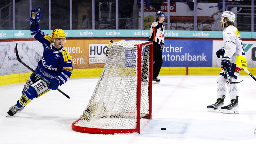 Nachrichten Linkding EHC Kloten PostFinance Top Scorer Niko Ojamaeki (Ojamaki) bejubelt den Treffer seines Teamkollegen zum 1-0 waehrend dem Play-In Runde 2 Spiel 2 Eishockey-Meisterschaftsspiel der National League zwisch ...