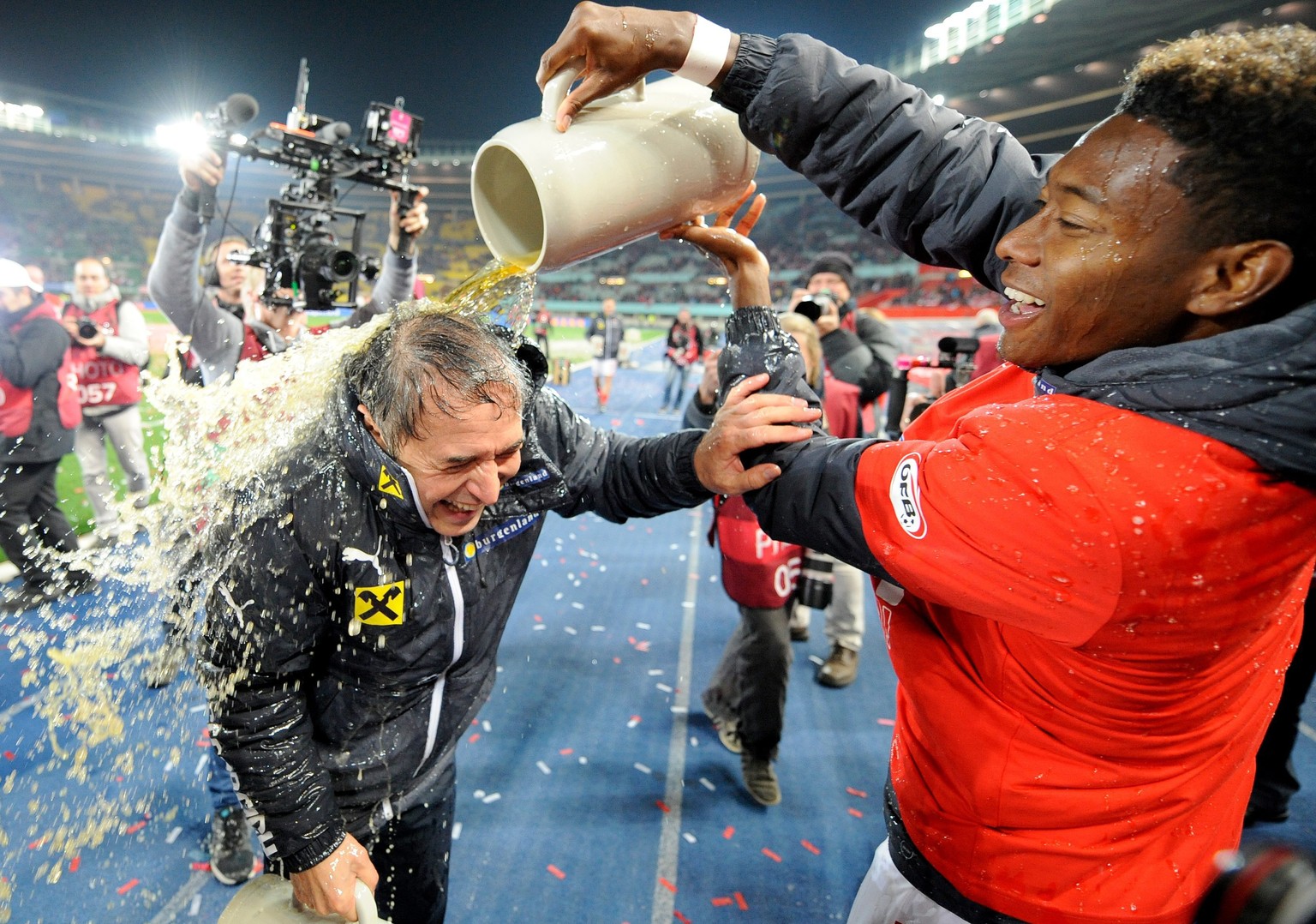 Bierdusche nach der erfolgreichen EM-Qualifikation: Bayern-Star David Alaba meint es gut mit Trainer Marcel Koller.