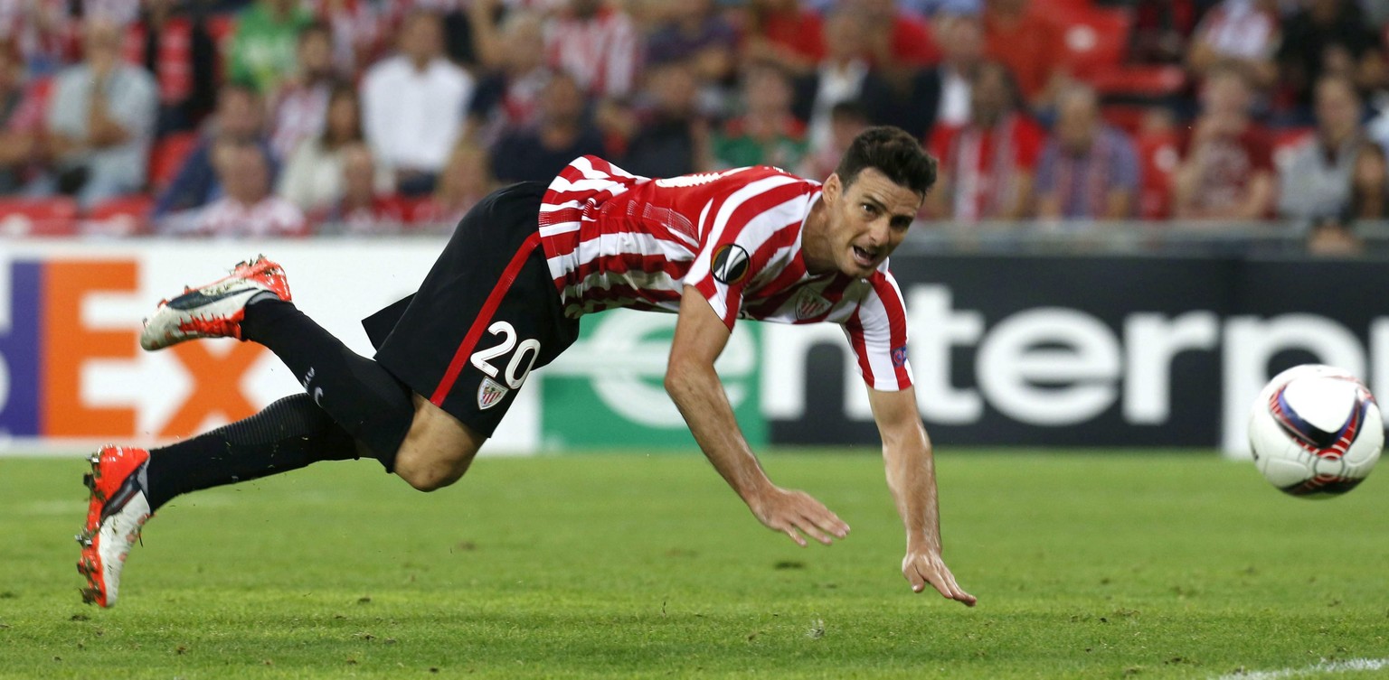 epa05562751 Athletic Bilbao&#039;s Aritz Aduriz in action during the UEFA Europa Legaue match between Athletic Bilbao and Rapid Vienna in Bilbao, Basque Country, Spain, 29 September 2016. EPA/MIGUEL T ...