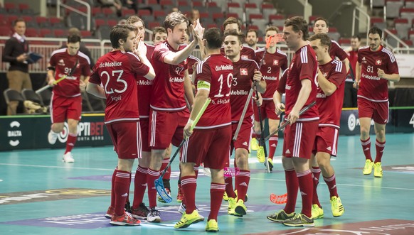 HANDOUT - Die Schweizer Spieler jubeln waehrend dem Gruppenspiel Gruppe A Schweiz gegen Deutschland, Unihockey Weltmeisterschaft der Herren 2016, am Dienstag, 6. Dezember 2016 in der Arena Riga, in Ri ...