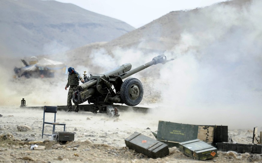 Ein afghanischer Soldat feuert auf Stellungen des IS. Sie seien als Kanonenfutter missbraucht worden, beklagten einige der Rückkehrer.&nbsp;