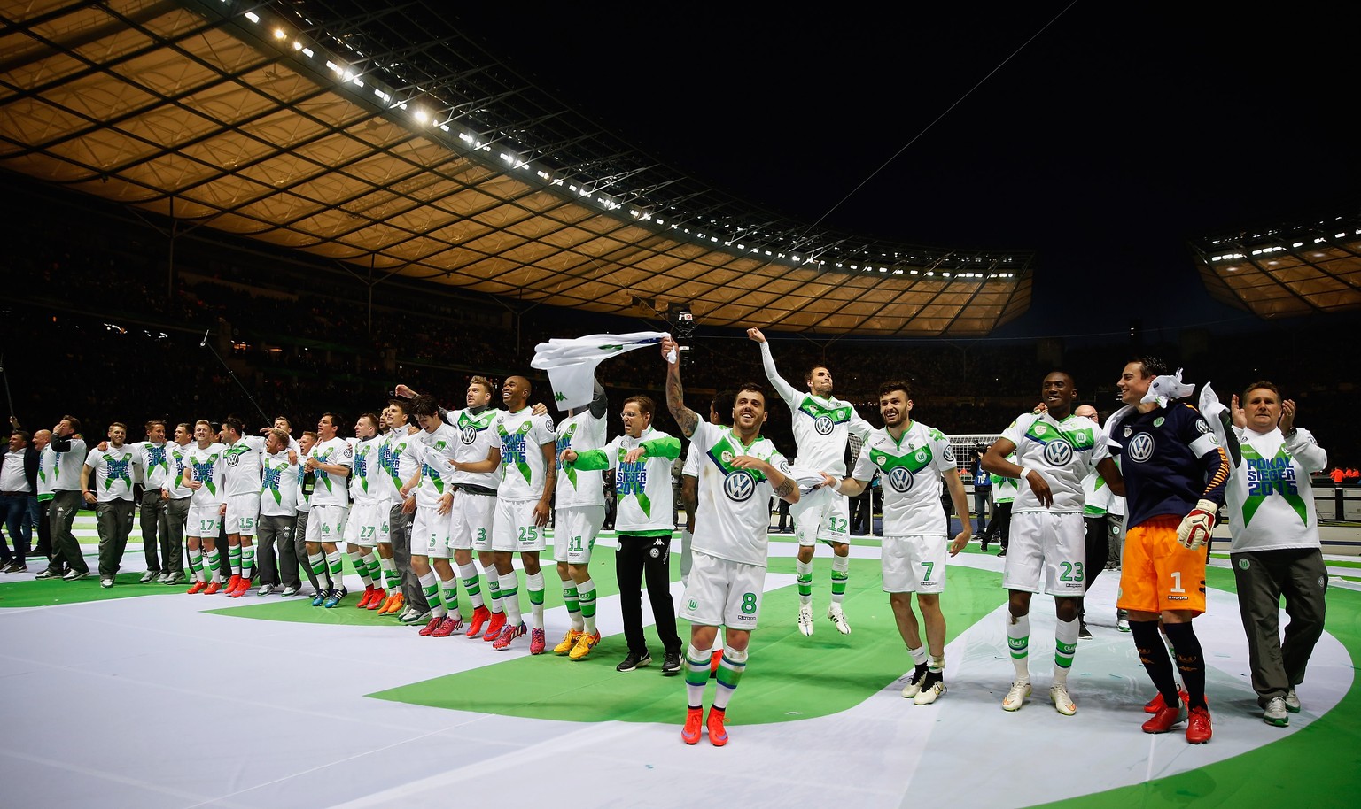 Endlose Euphorie – der VfL Wolfsburg feiert den Sieg im Pokalfinale.