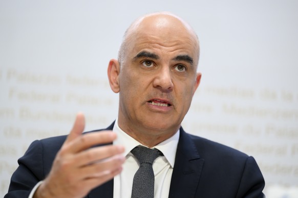 Bundesrat Alain Berset spricht waehrend einer Medienkonferenz ueber die neusten Entscheide des Bundesrates zur Coronavirus-Pandemie, am Mittwoch, 30. Maerz 2022, im Medienzentrum Bundeshaus in Bern. ( ...