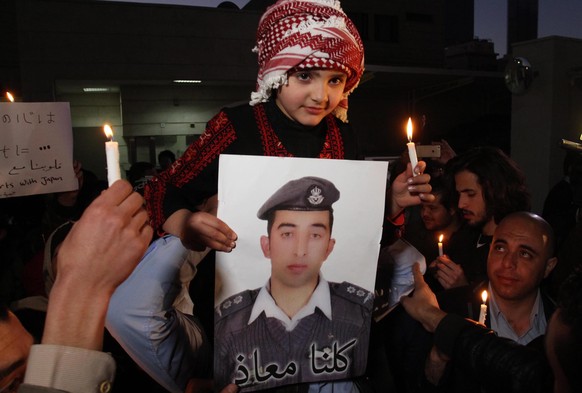 Bei einer Kundgebung vor der japanischen Botschaft in Amman: Ein Mädchen hält ein Bild des entführten Piloten hoch.