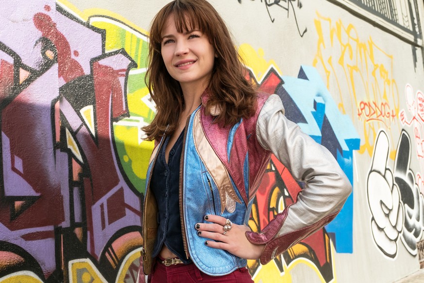 Dass Sophia (Britt Robertson) diese Jacke findet, ist der absolute Höhepunkt der ersten und einzigen Staffel von «Girlboss».