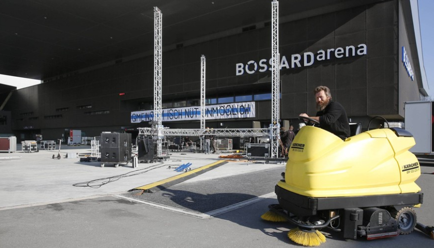 Vor der Zuger Arena wird am Freitagmorgen ein Public Viewing aufgebaut.