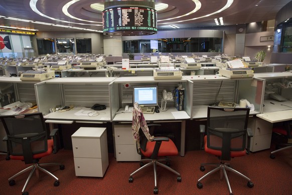 epaselect epa06277700 Empty chairs and desks are seen in the trading hall of the Hong Kong Stock Exchanges and Clearing in Hong Kong, China, 20 October 2017. At the end of October 2017, the Hong Kong  ...