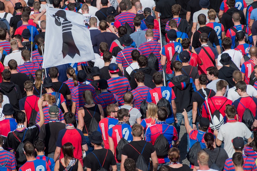 FCB-Fans auf dem Weg zum Spiel.