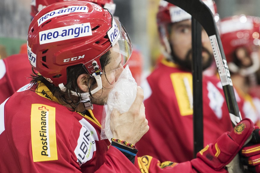 Tigers Sven Lindemann kuehlt sein Gesicht mit einem Eisbeutel, waehrend dem Eishockey National League A Spiel, zwischen den SCL Tigers und den ZSC Lions, am Freitag 9. Dezember 2016 in der Ilfishalle  ...